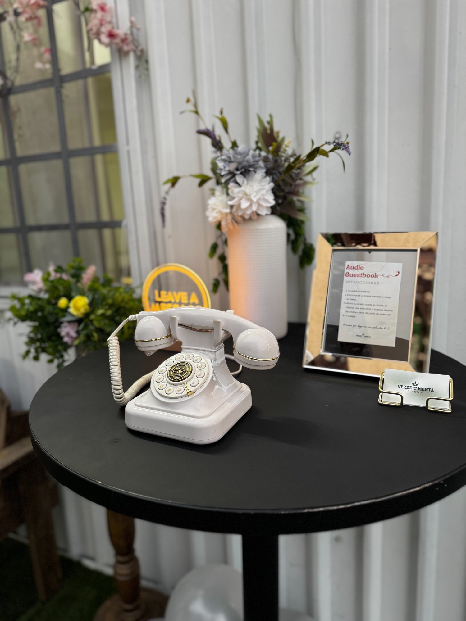 Audio Guest Book de Verde y Menta Eventos con teléfono retro blanco en boda elegante con flores