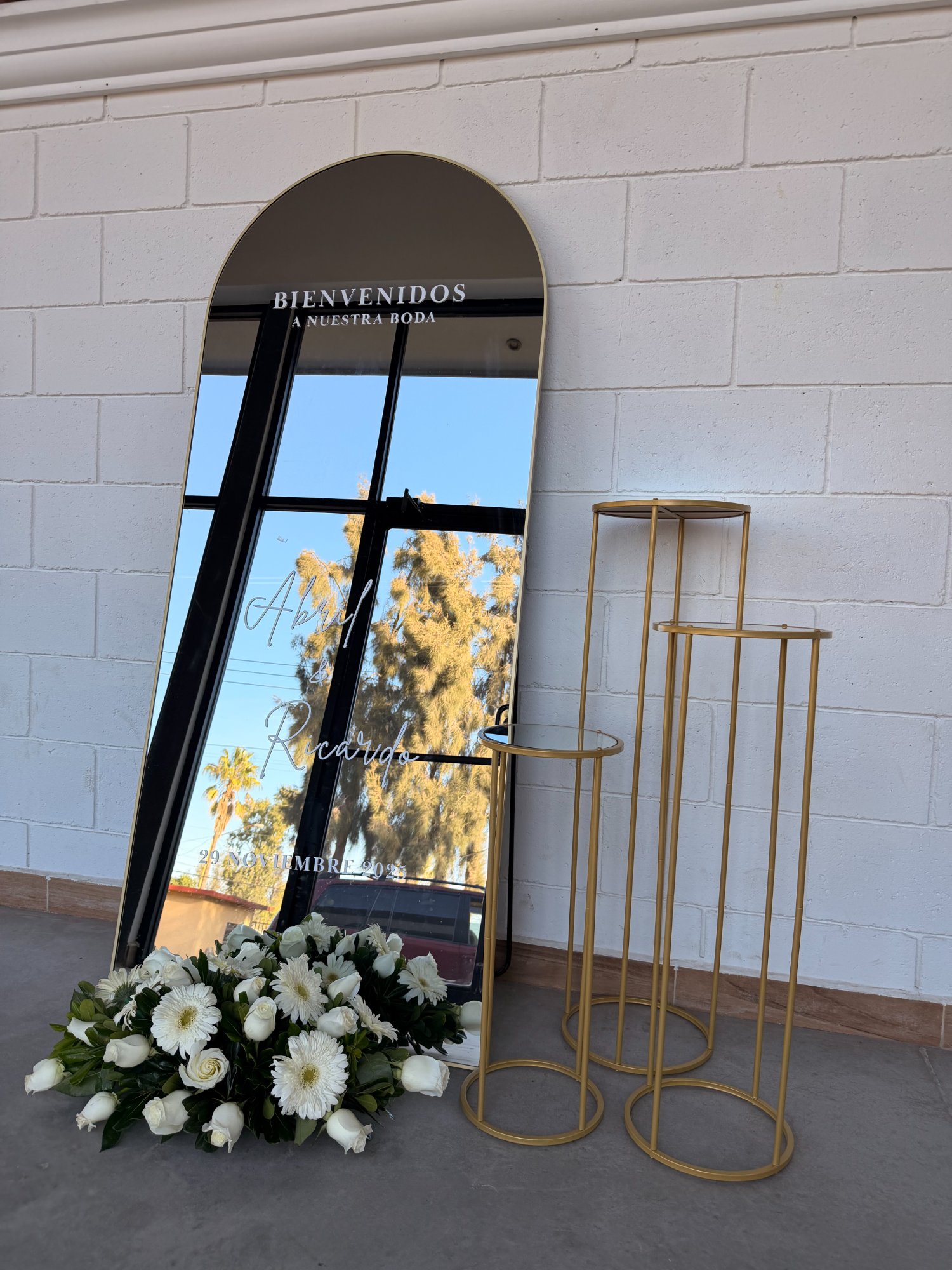 Espejo Personalizado Premium de Verde y Menta Eventos — espejo con serigrafia, bases doradas y flores blancas para boda